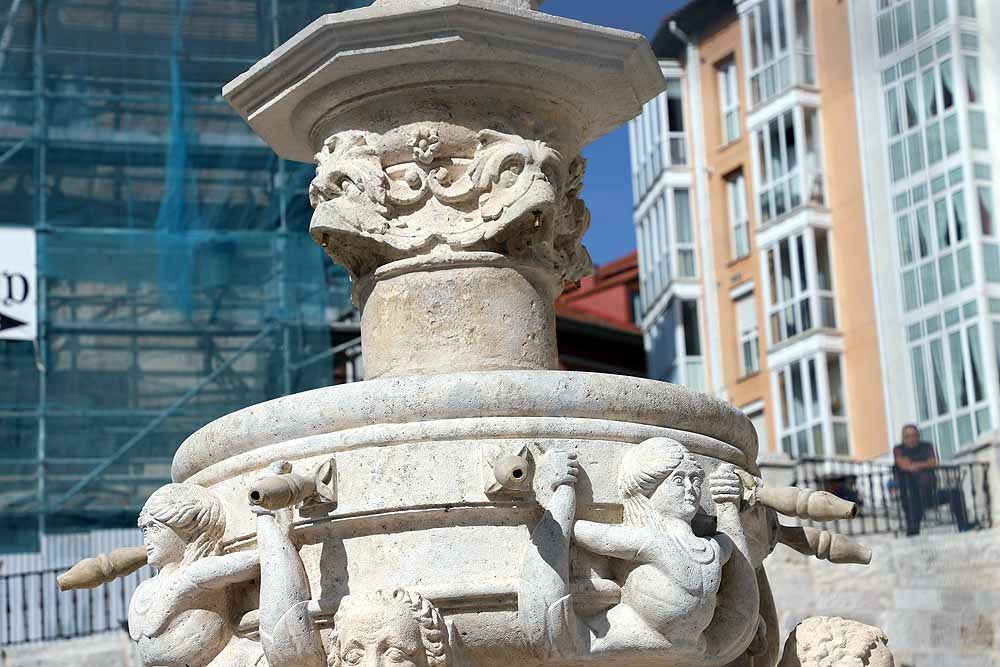 El monumento ya se ha desprendido de la lona que lo cubría durante su restauración completa | Todavía se pueden ver las vallas de perimetración que se retirarán en breve