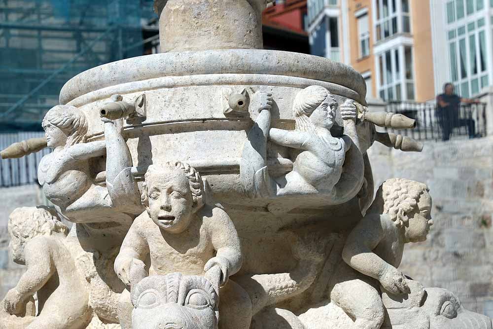 El monumento ya se ha desprendido de la lona que lo cubría durante su restauración completa | Todavía se pueden ver las vallas de perimetración que se retirarán en breve