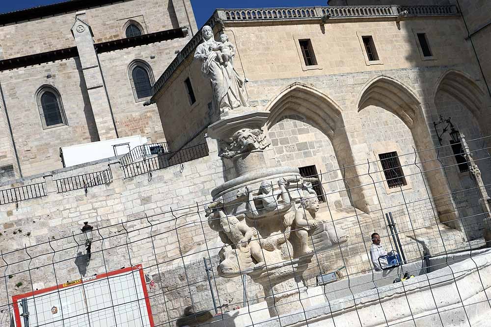 El monumento ya se ha desprendido de la lona que lo cubría durante su restauración completa | Todavía se pueden ver las vallas de perimetración que se retirarán en breve