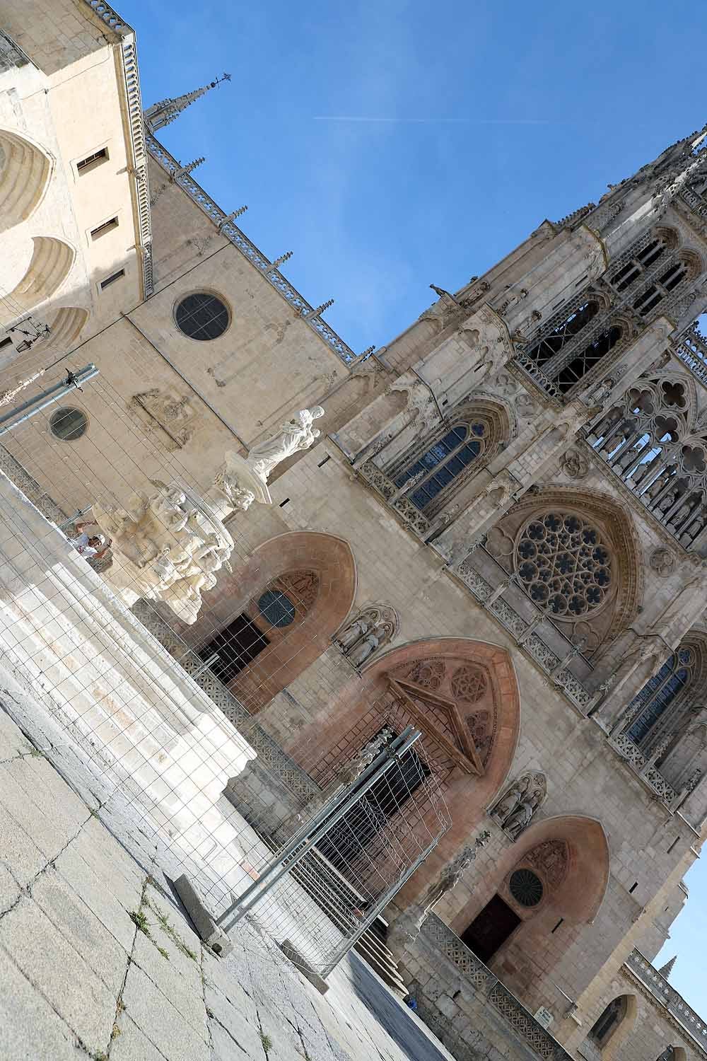 El monumento ya se ha desprendido de la lona que lo cubría durante su restauración completa | Todavía se pueden ver las vallas de perimetración que se retirarán en breve