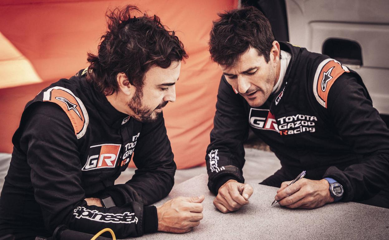 Fernando Alonso charla con Marc Coma. 