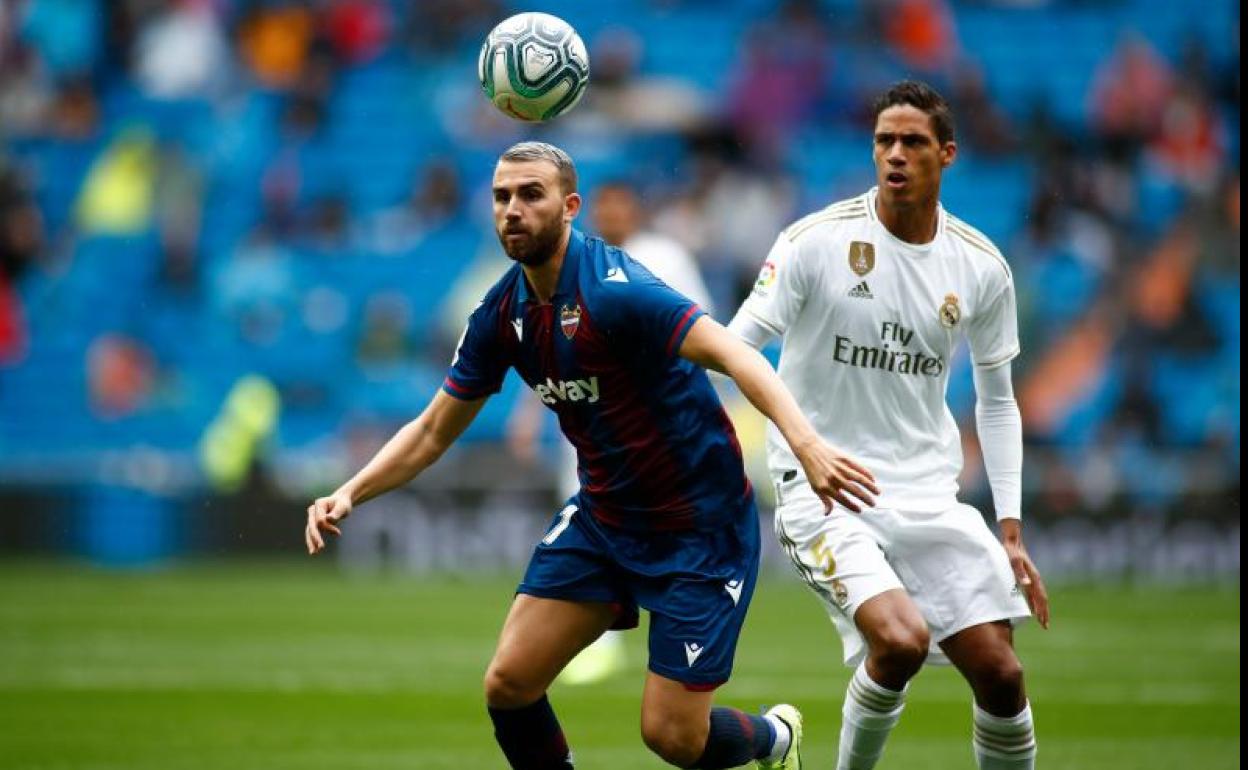 Borja Mayoral, en una acción del Real Madrid-Levante ante Varane. 