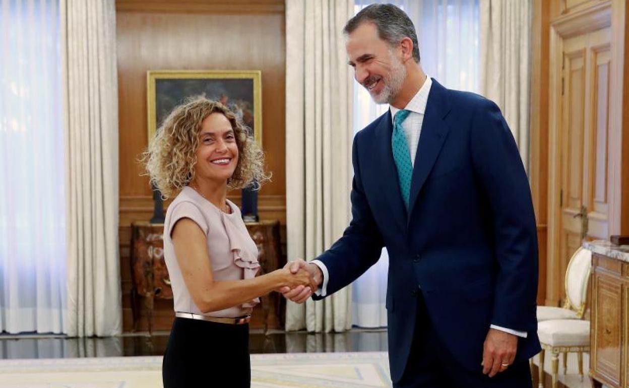 El rey Felipe VI recibe este jueves a la presidenta del Congreso, Meritxell Batet, en el Palacio de la Zarzuela.