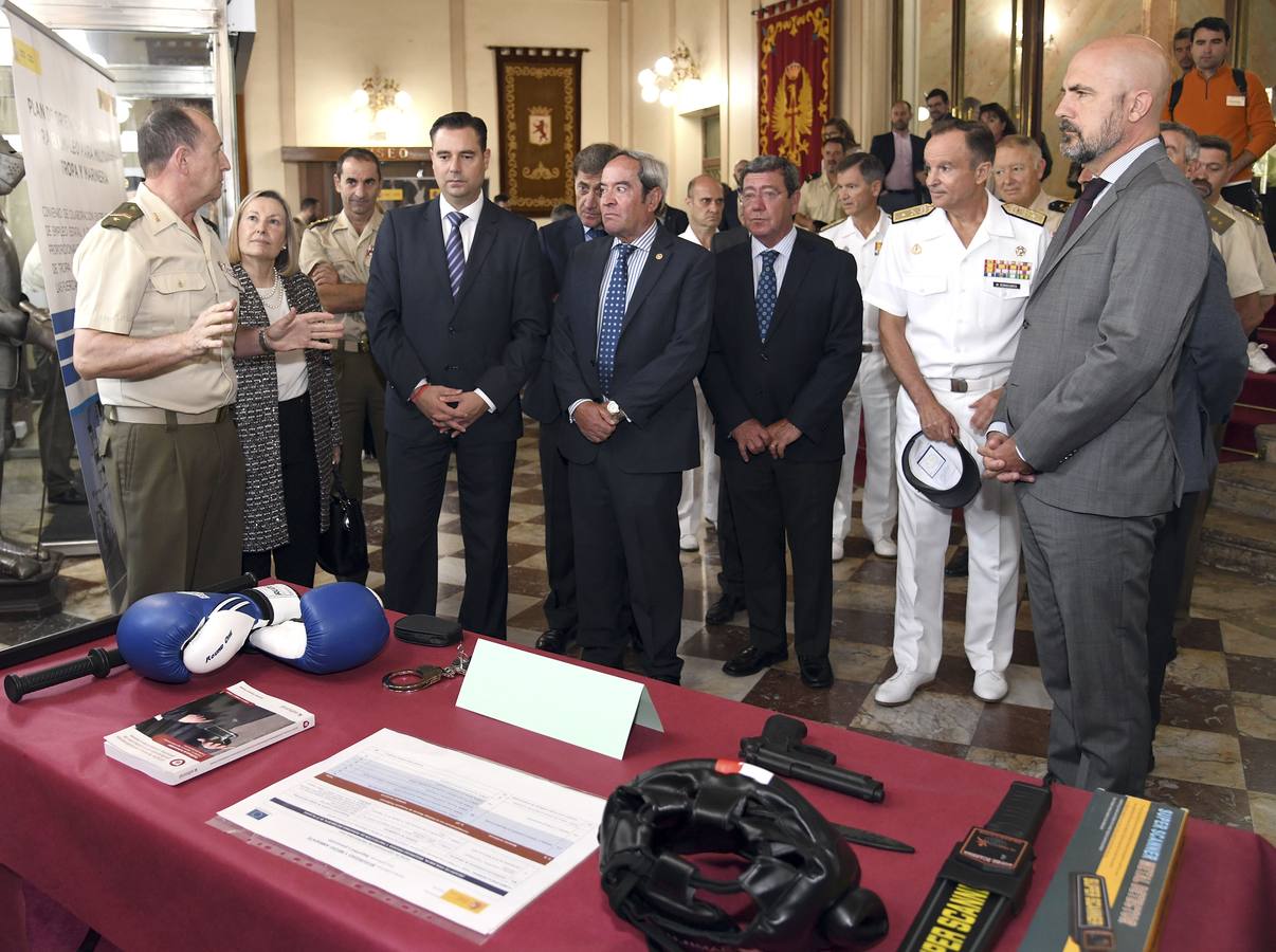 El Ministerio de Defensa y la FAE de Burgos firman un acuerdo. El subsecretario de Defensa, Alejo de la Torre (d) y el vicepresidente de FAE de Burgos, Gonzalo López Recio (ci), firmaron un acuerdo para facilitar la incorporación del personal militar al mundo laboral, acompañados por el alcalde de Burgos, Daniel de la Rosa (3i), y por el presidente de la Diputación de Burgos, César Rico (cd), entre otros.