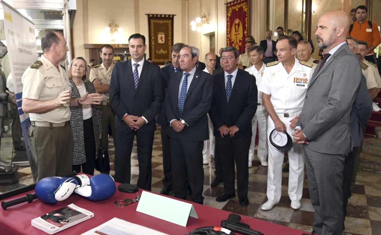 El subsecretario de Defensa, Alejo de la Torre (D), aprovechó su visita para conocer Capitanía. 