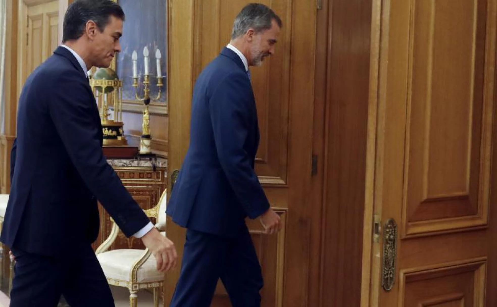 El rey Felipe VI (d) recibe en audiencia al presidente del Gobierno en funciones, Pedro Sánchez .