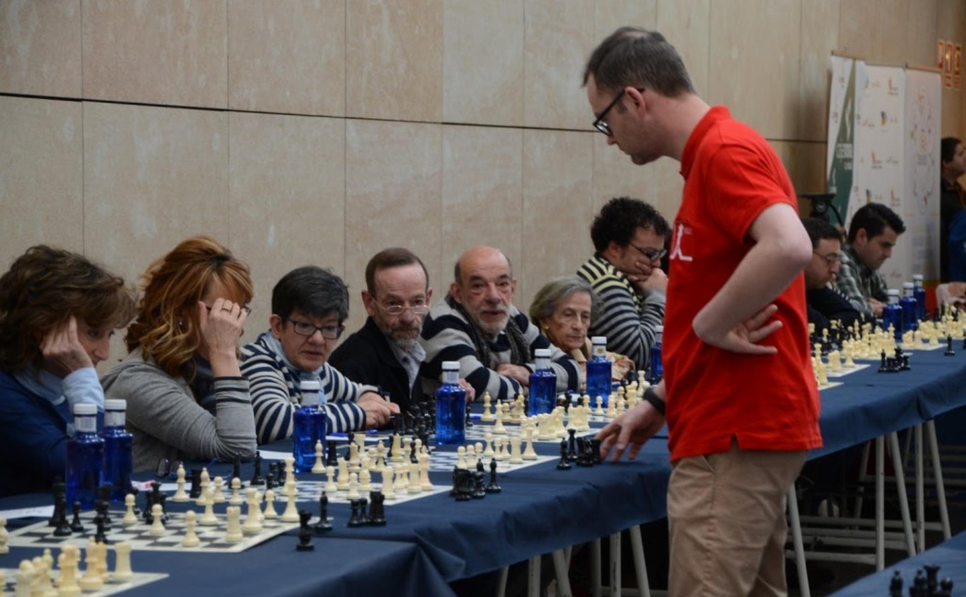 El Maestro FIDE Frederic Sáez disputa unas partidas simultáneas de ajedrez en el Museo de la Evolución Humana.