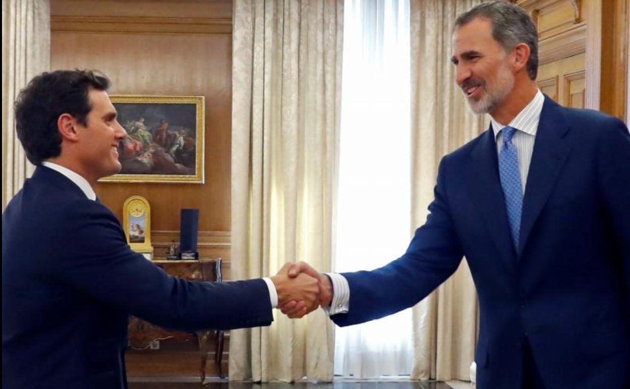 El rey Felipe VI recibe en audiencia al presidente de Ciudadanos, Albert Rivera.