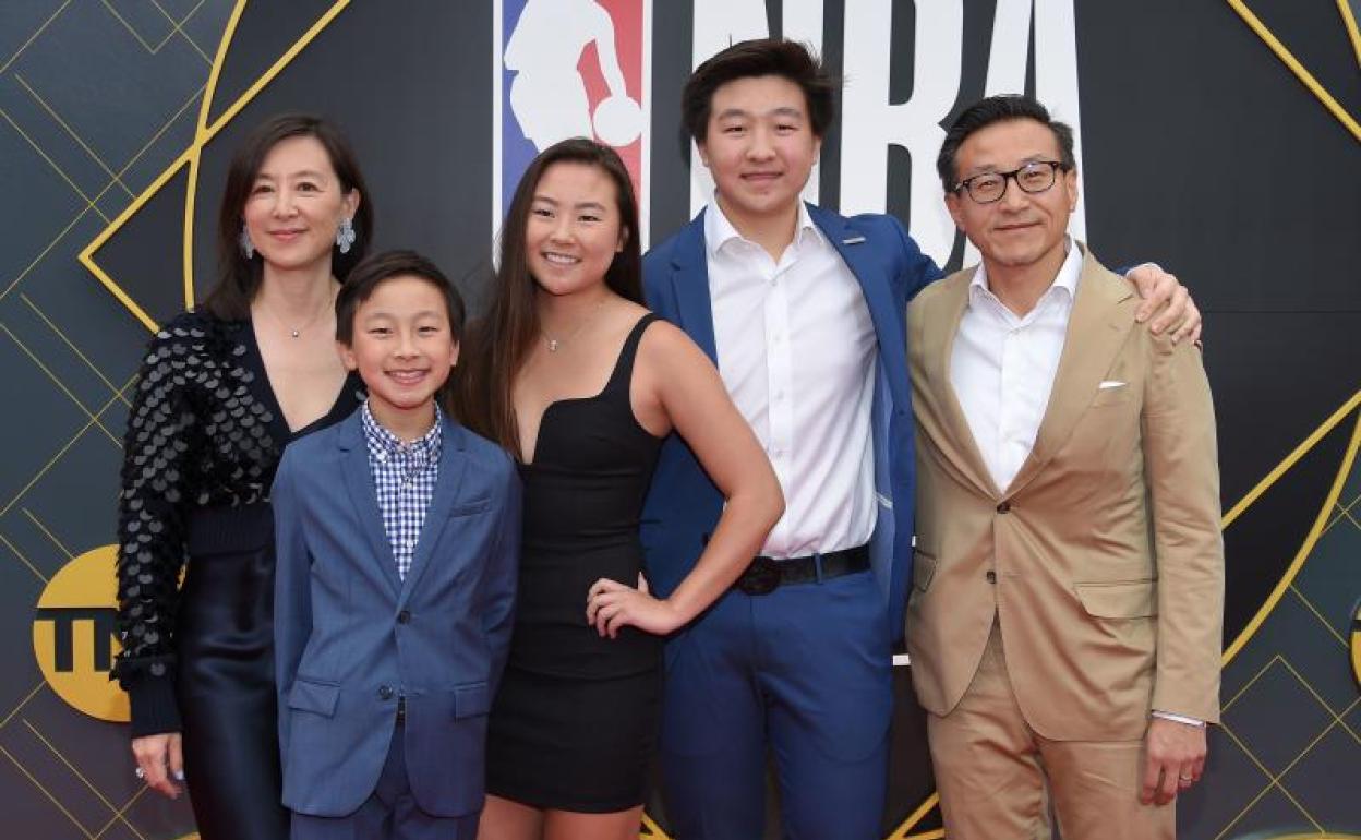 El nuevo dueño de los Brooklyn Nets, Joe Tsai (d), junto a su familia.