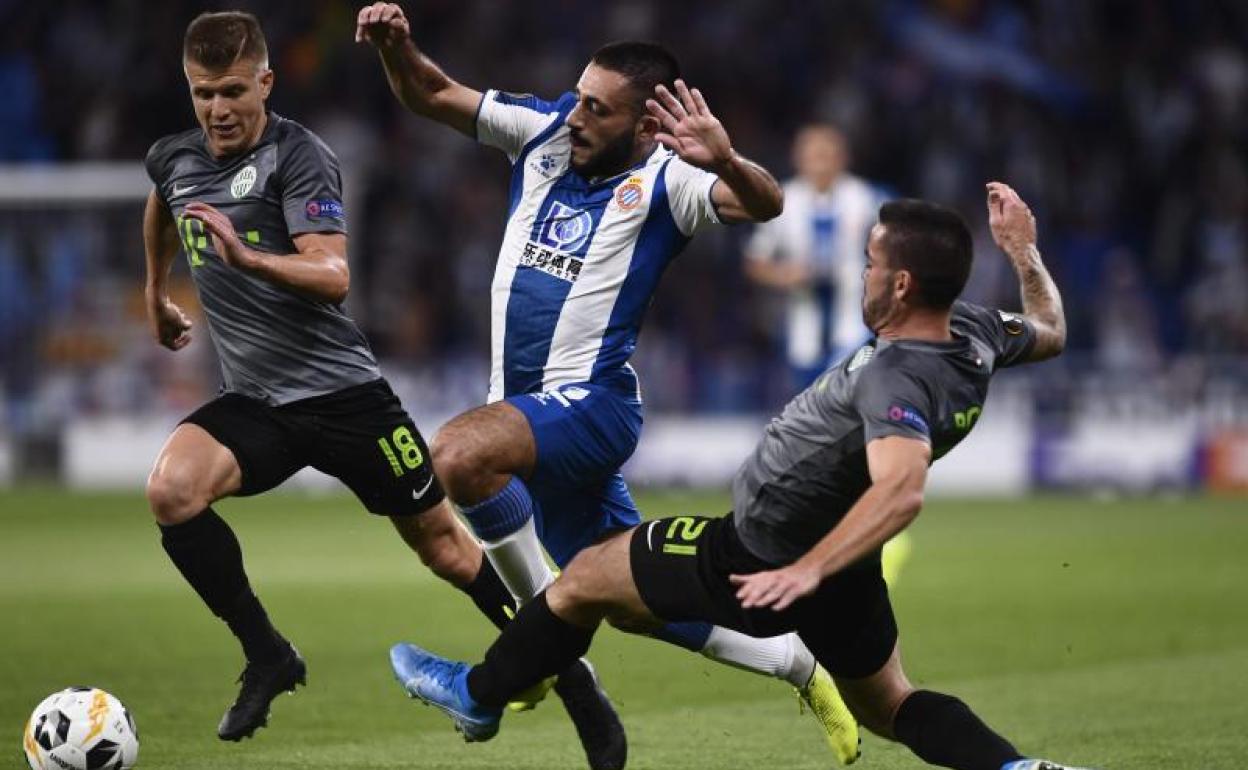 Vargas, del Espanyol, rodeado por dos rivales. 