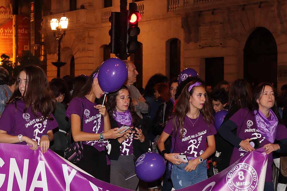 El movimiento feminista burgalés ha secundado la movilización nacional para visibilizar, de noche y en violeta, la lacra de la violencia machista