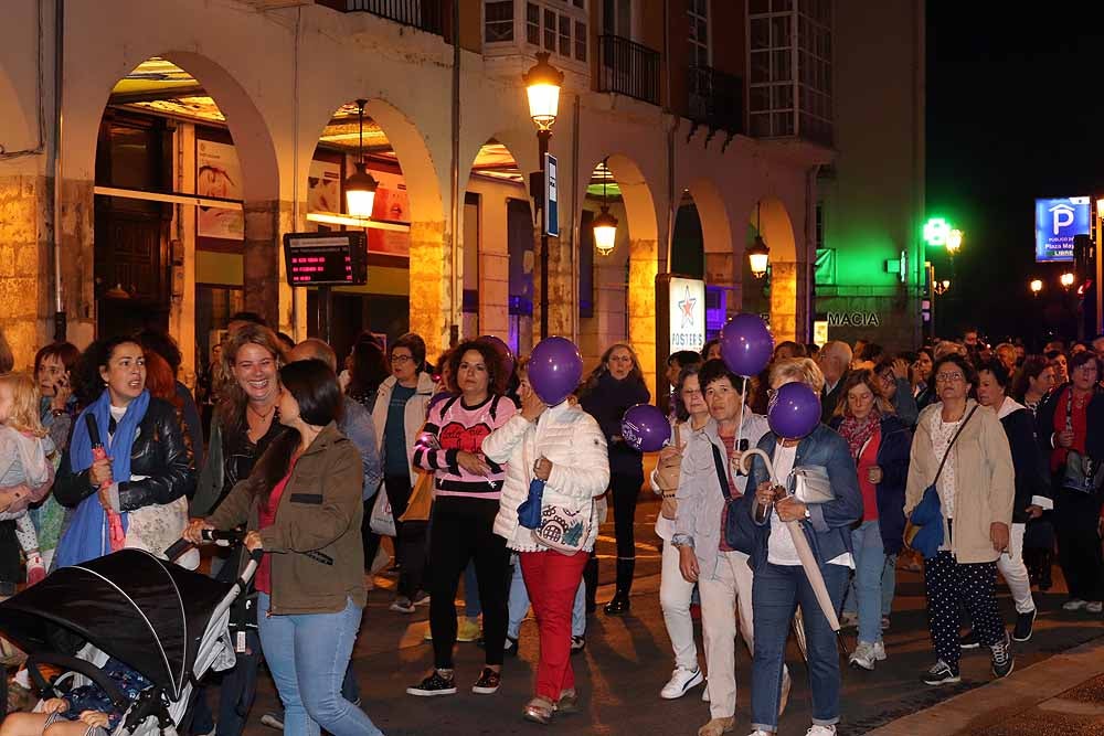 El movimiento feminista burgalés ha secundado la movilización nacional para visibilizar, de noche y en violeta, la lacra de la violencia machista