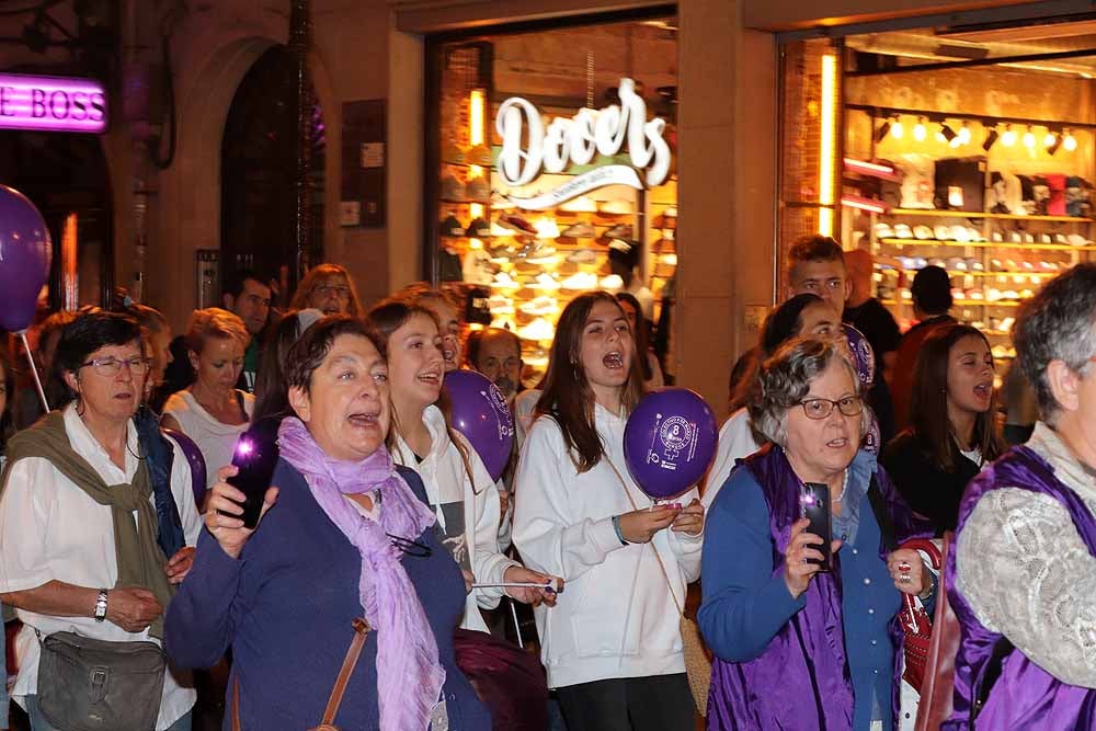 El movimiento feminista burgalés ha secundado la movilización nacional para visibilizar, de noche y en violeta, la lacra de la violencia machista