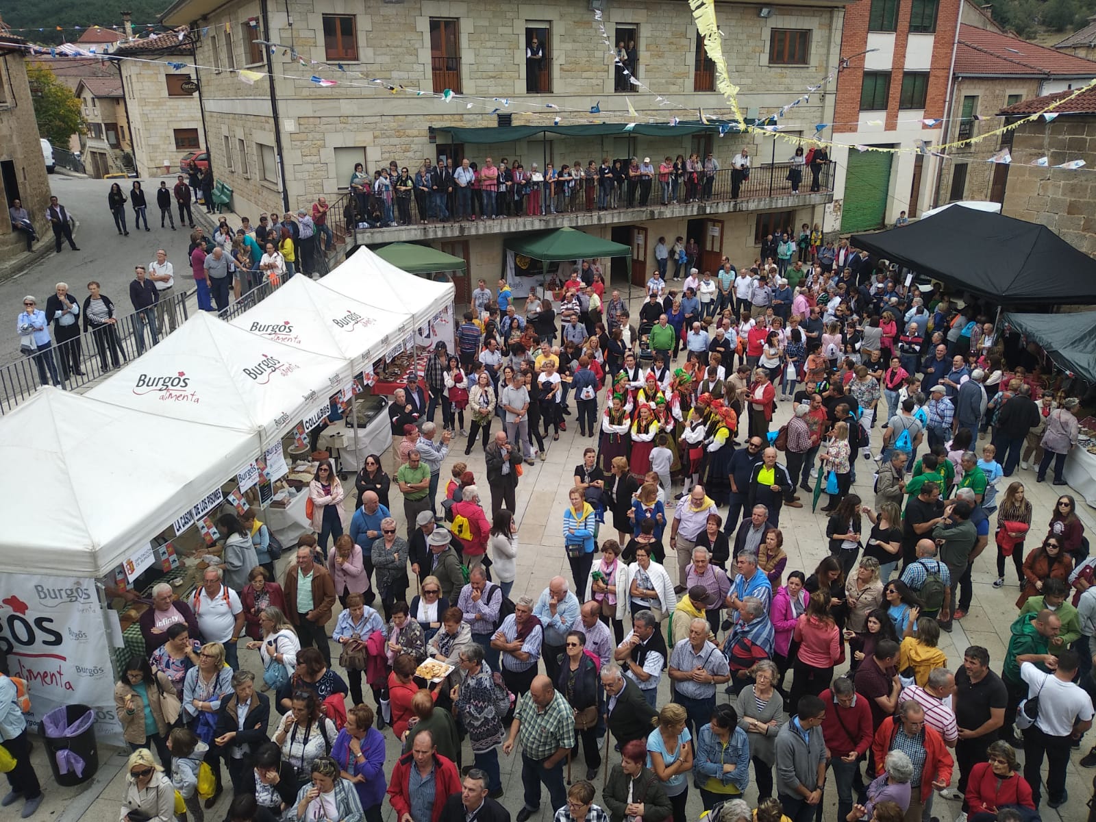 Canicosa de la Sierra se ha abierto de par en par para los participantes del quinto encuentro de la Comunidad Viva Castilla y León, en el que han participado hoy más de 600 personas procedentes de los municipios que forman parte de la asociación: Mansilla Mayor (León), Lubián (Zamora), Rágama (Salamanca), San Miguel del Pino (Valladolid), Villaherreros (Palencia), Molinos de Duero (Soria), Sebúlcor (Segovia), El Oso (Ávila) y los vecinos de la localidad serrana, que han ejercido de anfitriones y han mostrado sus tradiciones y su patrimonio, tanto cultural como natural.