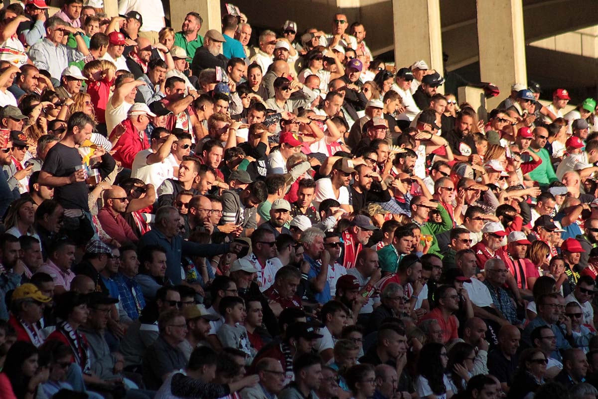 Fotos: La Cultural hurga en la herida del Burgos CF