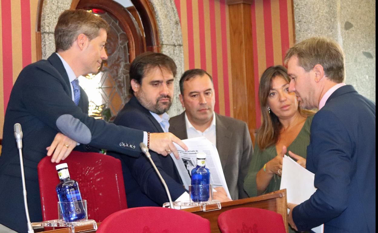 Lacalle conversa con miembros de su equipo momentos antes de arrancar una sesión plenaria