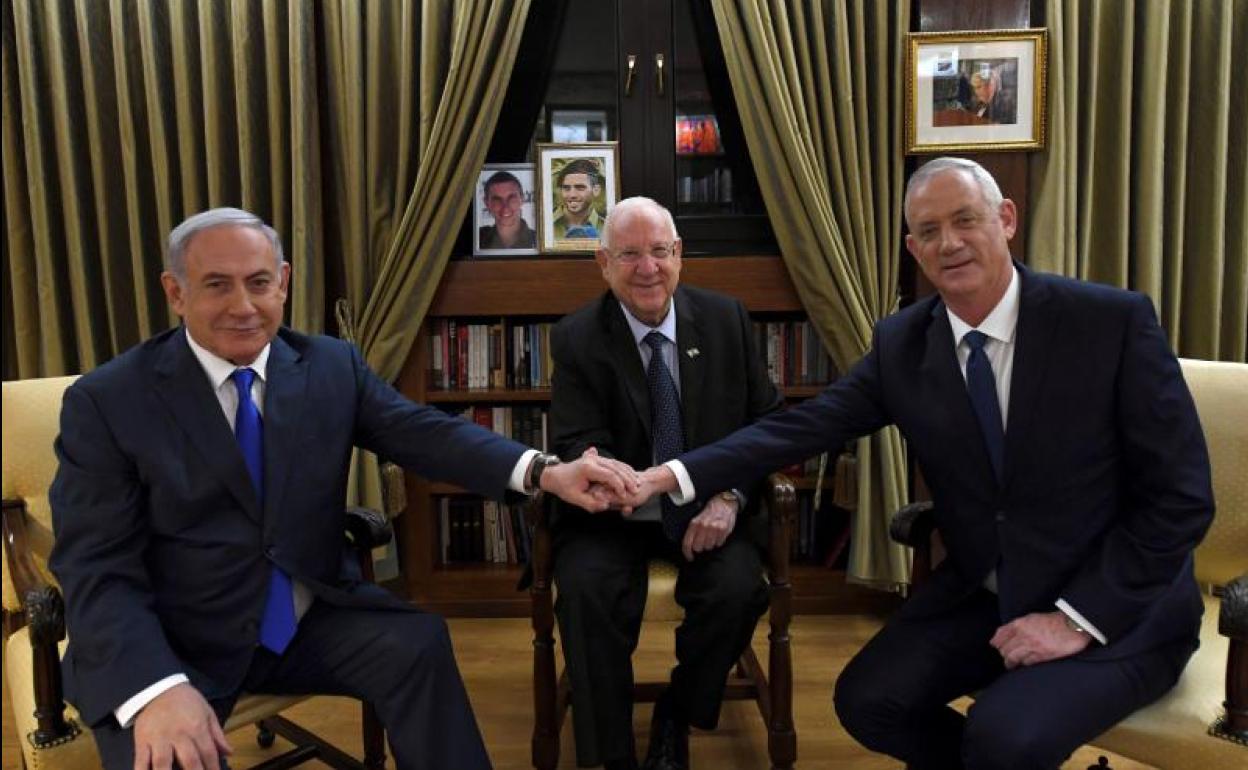 Benyamin Netanyahu, el presidente de Israel Reuven Rivlin y Benny Gantz durante su reunión para formar gobierno.