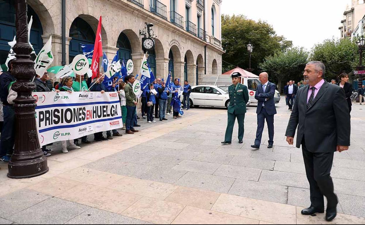 Protesta a las puertas del Salón Rojo en la festividad de La Merced