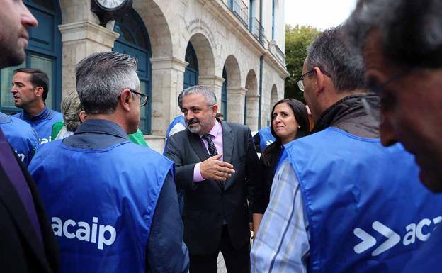 El subdelegado, Pedro de la Fuente, se ha acercado a hablar con los sindicatos, acompañado de la diputada Eshter Peña