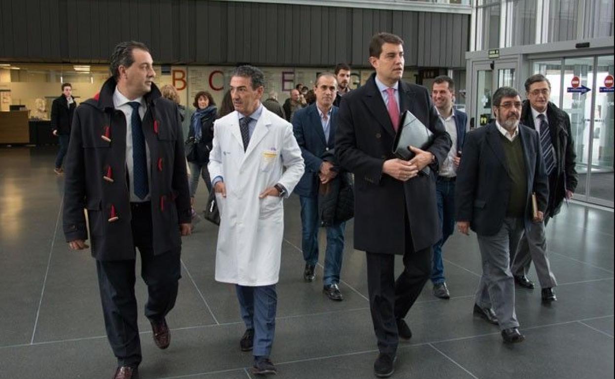 Ortiez de Valdivielso (2º izq), acompañado del hoy consejero de Presidencia, Ángel Ibáñez y del gerente del Sacyl, Manuel Mitadiel. 