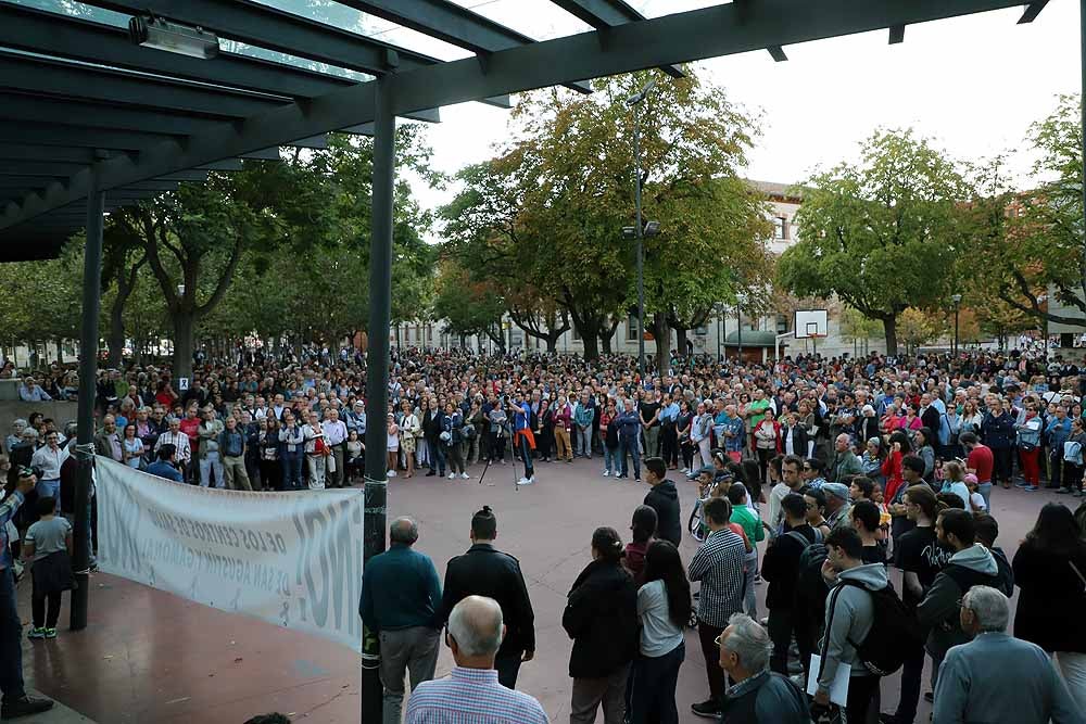 Las últimas decisiones tomadas por la Gerencia de Atención Primaria en torno a los servicios de urgencia de los centros de salud de San Agustín y Gamonal han generado una enorme polémica vecinal. Hasta tal punto que, después de varios dimes y diretes, alrededor de un millar de personas se han concentrado esta tarde en el parque de San Agustín para criticar la unificación de los servicios de urgencias.