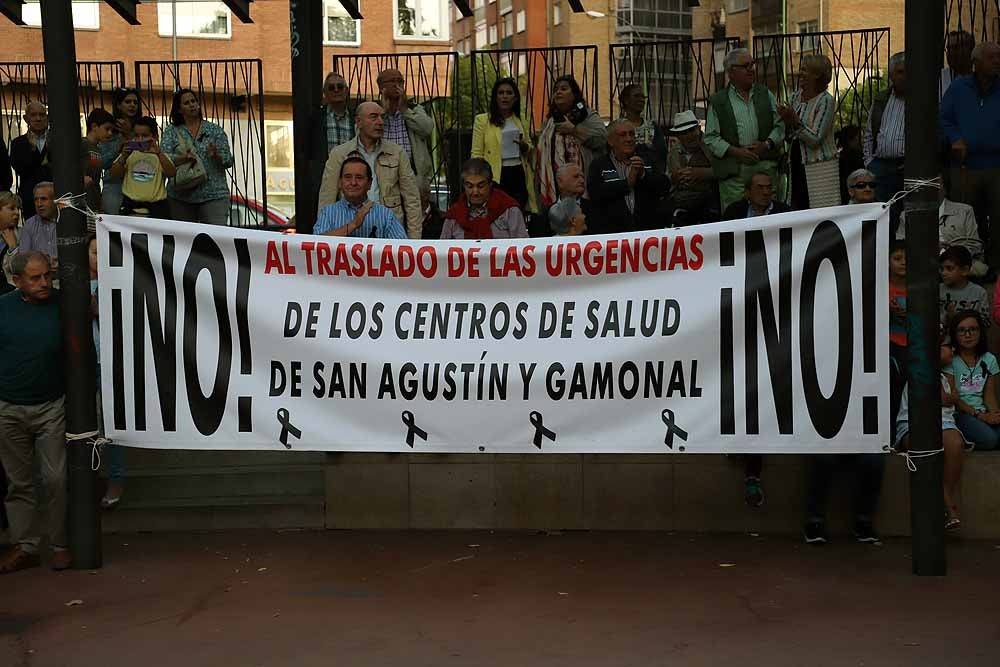 Las últimas decisiones tomadas por la Gerencia de Atención Primaria en torno a los servicios de urgencia de los centros de salud de San Agustín y Gamonal han generado una enorme polémica vecinal. Hasta tal punto que, después de varios dimes y diretes, alrededor de un millar de personas se han concentrado esta tarde en el parque de San Agustín para criticar la unificación de los servicios de urgencias.