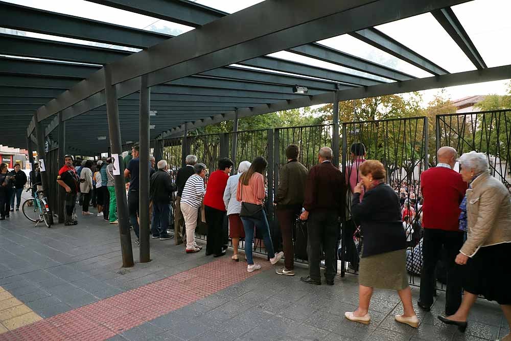 Las últimas decisiones tomadas por la Gerencia de Atención Primaria en torno a los servicios de urgencia de los centros de salud de San Agustín y Gamonal han generado una enorme polémica vecinal. Hasta tal punto que, después de varios dimes y diretes, alrededor de un millar de personas se han concentrado esta tarde en el parque de San Agustín para criticar la unificación de los servicios de urgencias.