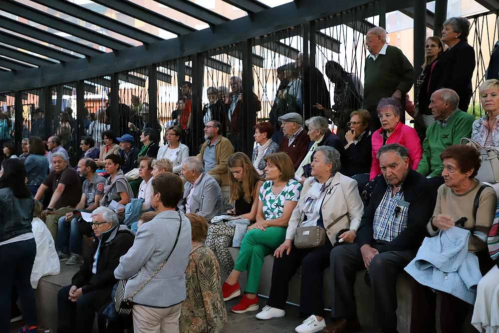 Las últimas decisiones tomadas por la Gerencia de Atención Primaria en torno a los servicios de urgencia de los centros de salud de San Agustín y Gamonal han generado una enorme polémica vecinal. Hasta tal punto que, después de varios dimes y diretes, alrededor de un millar de personas se han concentrado esta tarde en el parque de San Agustín para criticar la unificación de los servicios de urgencias.