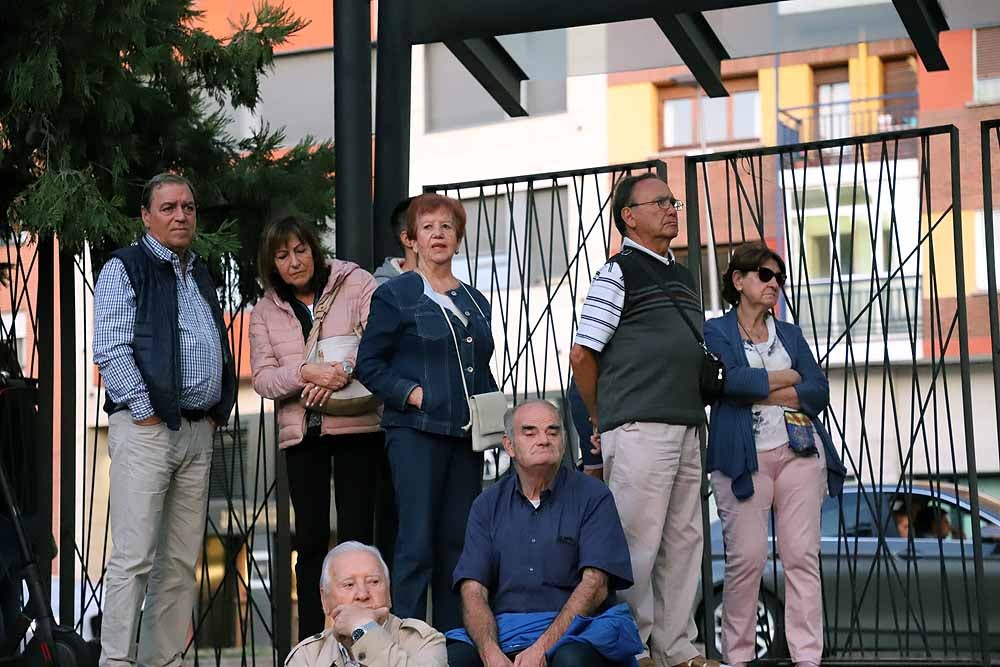 Las últimas decisiones tomadas por la Gerencia de Atención Primaria en torno a los servicios de urgencia de los centros de salud de San Agustín y Gamonal han generado una enorme polémica vecinal. Hasta tal punto que, después de varios dimes y diretes, alrededor de un millar de personas se han concentrado esta tarde en el parque de San Agustín para criticar la unificación de los servicios de urgencias.