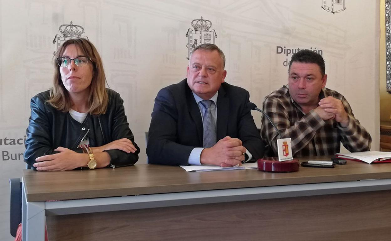 El vicepresidente de la Diputación, Lorenzo Rodríguez, en el centro, acompañado por el secretario provincial de UGT, Pablo Dionisio Fraile, y la responsable del sindicato en la Diputación, Natalia López.