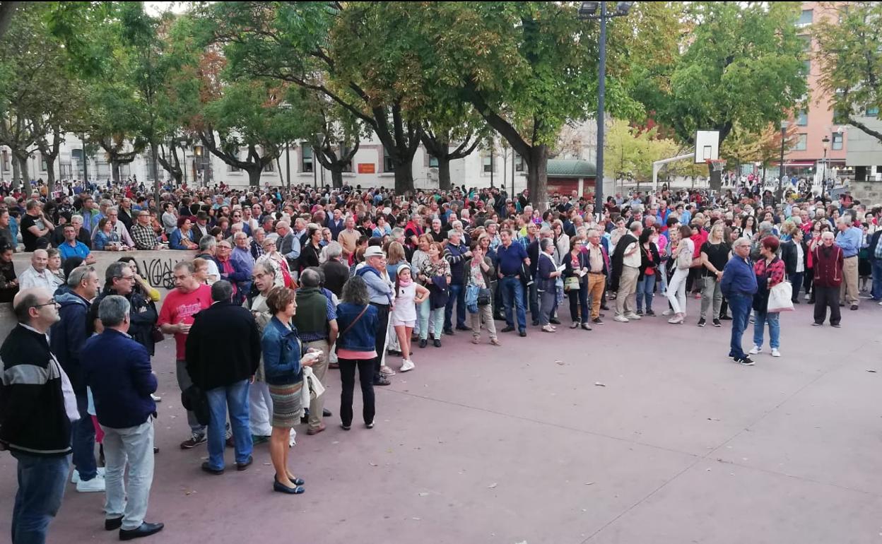 Un millar de personas se han concentrado esta tarde en San Agustín para reclamar el mantenimiento de los PAC. 