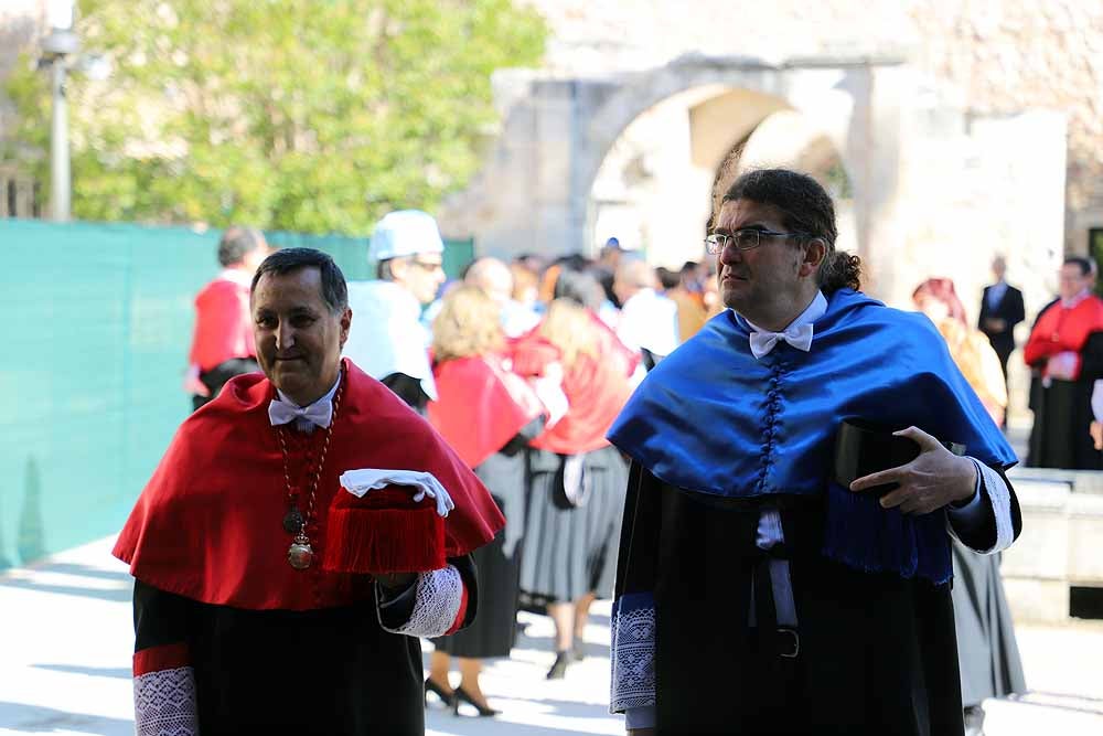 La Universidad de Burgos ha abierto esta mañana el curso 2019-2020 con un acto en el que el rector de la institución académica, Manuel Pérez Mateos, ha apostado por reforzar la enseñanza del castellano y por crear estudios en Aranda de Duero y Miranda de Ebro
