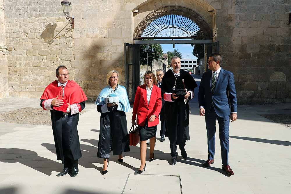 La Universidad de Burgos ha abierto esta mañana el curso 2019-2020 con un acto en el que el rector de la institución académica, Manuel Pérez Mateos, ha apostado por reforzar la enseñanza del castellano y por crear estudios en Aranda de Duero y Miranda de Ebro
