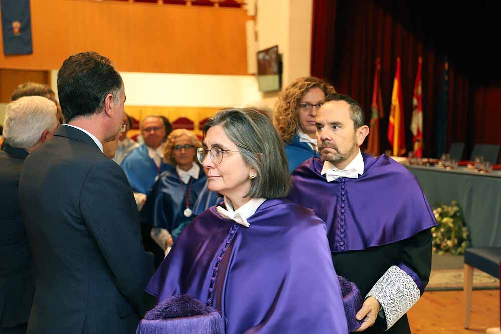 La Universidad de Burgos ha abierto esta mañana el curso 2019-2020 con un acto en el que el rector de la institución académica, Manuel Pérez Mateos, ha apostado por reforzar la enseñanza del castellano y por crear estudios en Aranda de Duero y Miranda de Ebro