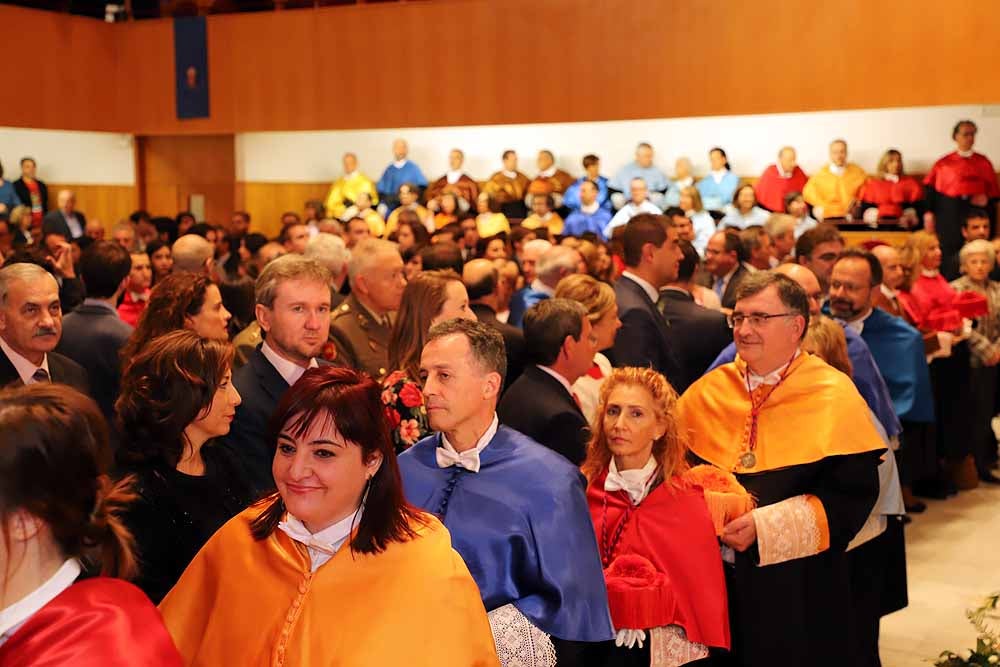 La Universidad de Burgos ha abierto esta mañana el curso 2019-2020 con un acto en el que el rector de la institución académica, Manuel Pérez Mateos, ha apostado por reforzar la enseñanza del castellano y por crear estudios en Aranda de Duero y Miranda de Ebro