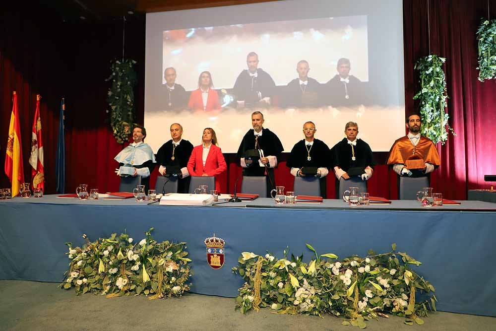 La Universidad de Burgos ha abierto esta mañana el curso 2019-2020 con un acto en el que el rector de la institución académica, Manuel Pérez Mateos, ha apostado por reforzar la enseñanza del castellano y por crear estudios en Aranda de Duero y Miranda de Ebro