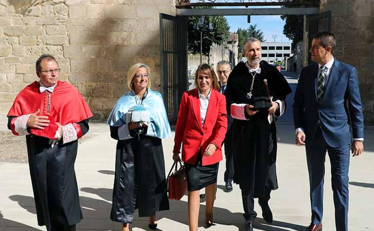 La consejera de Educación, acompañada del equipo rectoral y el consejero de la Presidencia. 