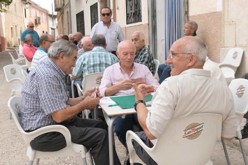 Momento de la partida en la terraza del bar en Tiedra.