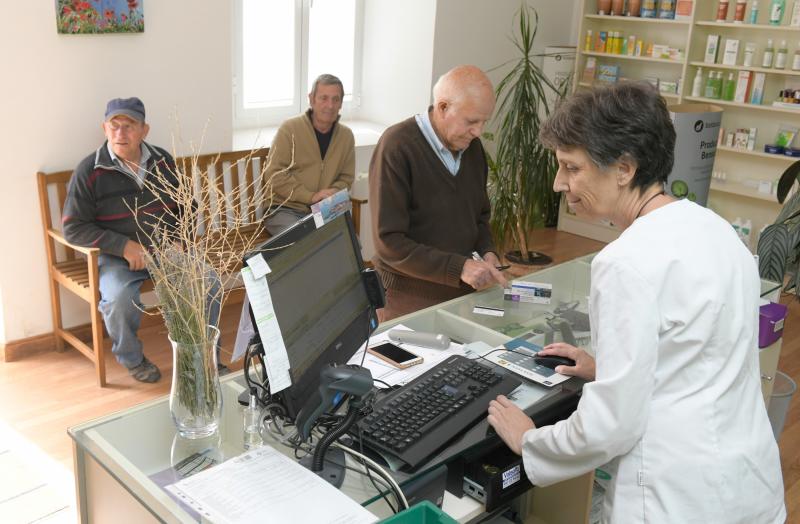 María José Alonso Barreda, en su farmacia de Antigüedad, atiende a varios vecinos.