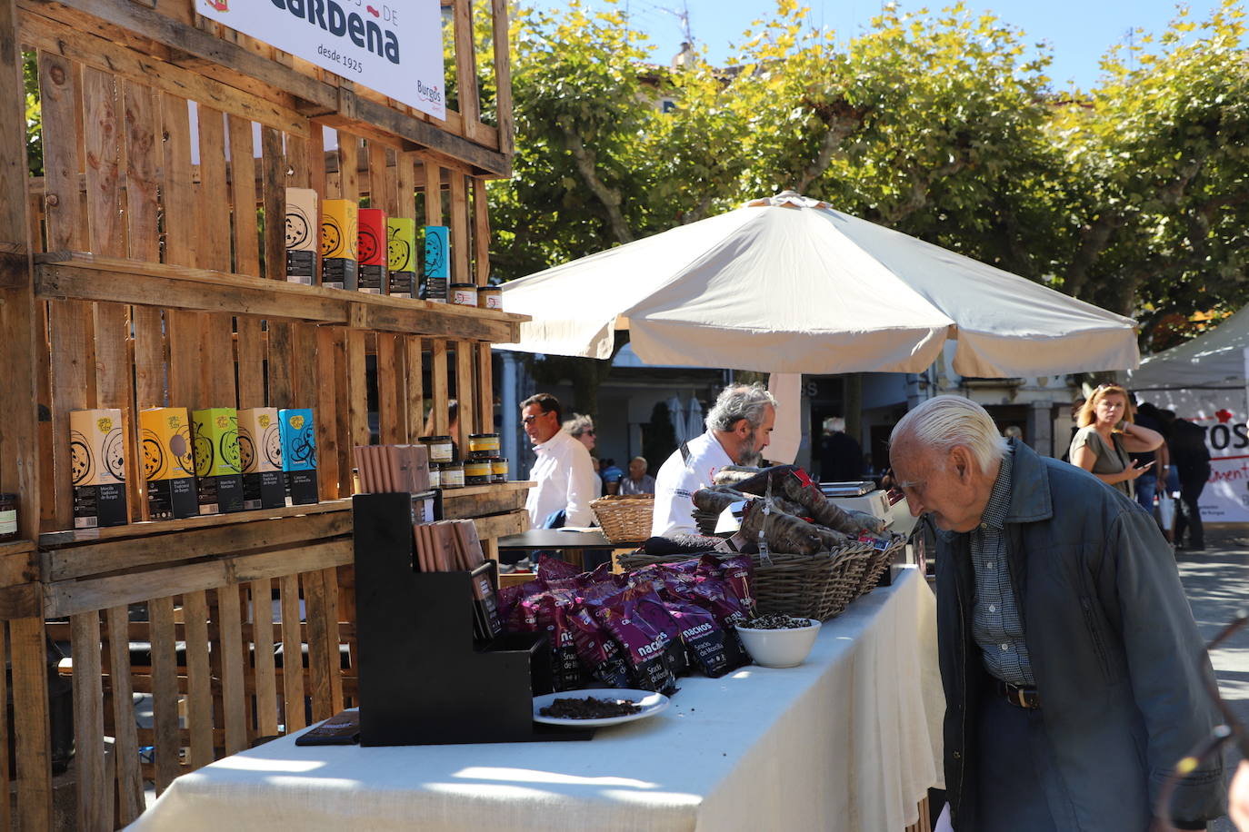 Fotos: Imágenes del Mercado de Productores de Burgos Alimenta del Día de la Provincia, celebrado en Briviesca