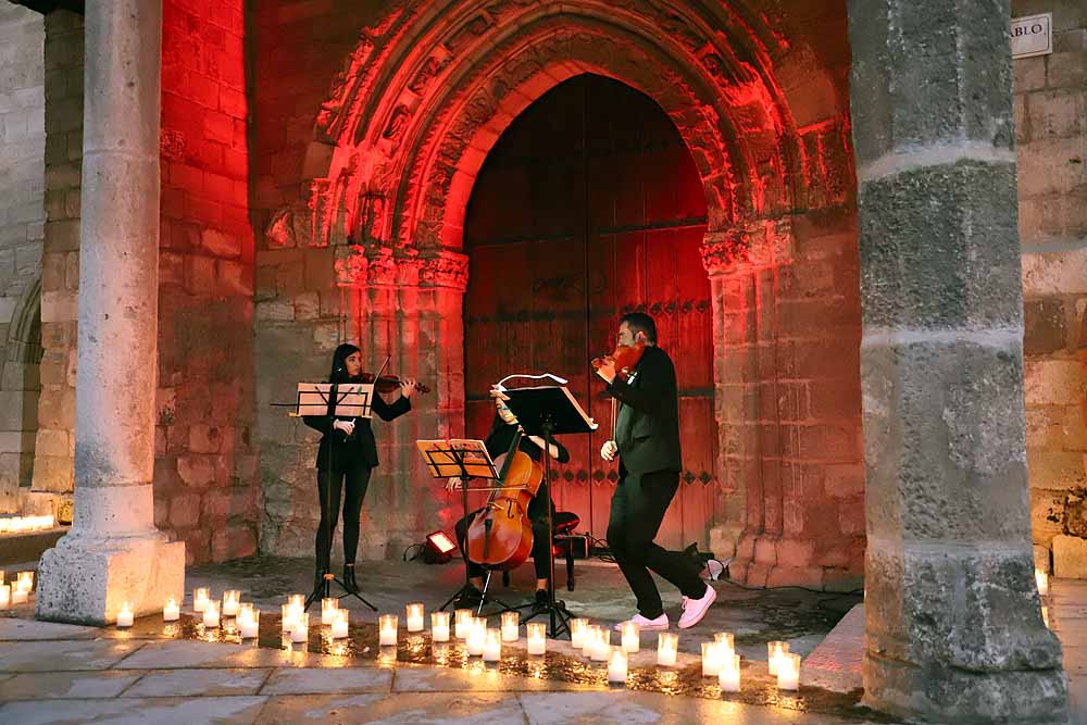Un total de 15.000 velas han alumbrado el casco histórico de Burgos