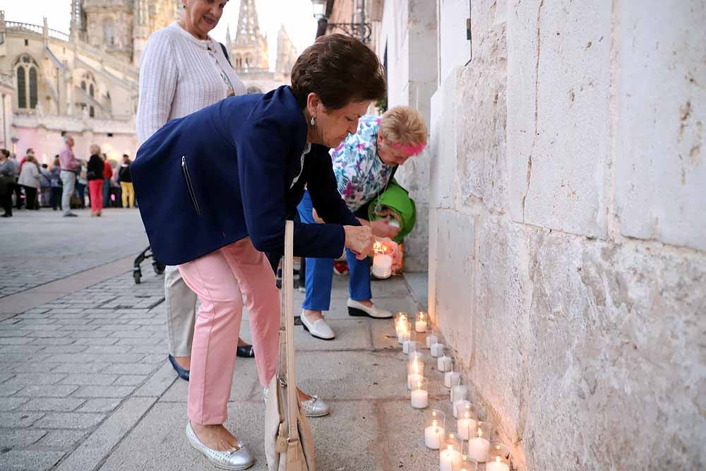 Un total de 15.000 velas han alumbrado el casco histórico de Burgos