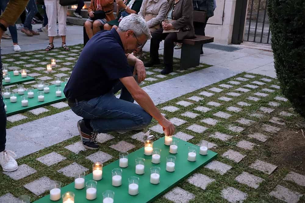 Un total de 15.000 velas han alumbrado el casco histórico de Burgos