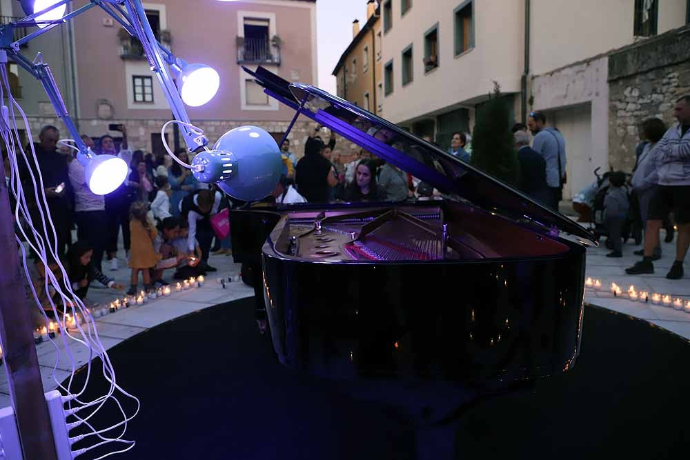 Un total de 15.000 velas han alumbrado el casco histórico de Burgos