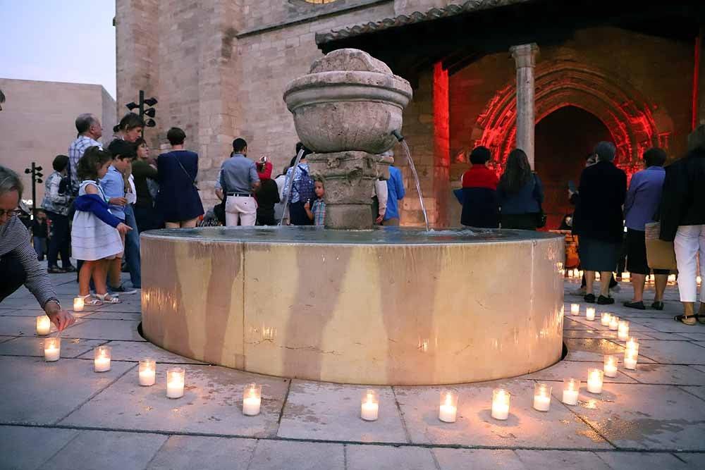 Un total de 15.000 velas han alumbrado el casco histórico de Burgos