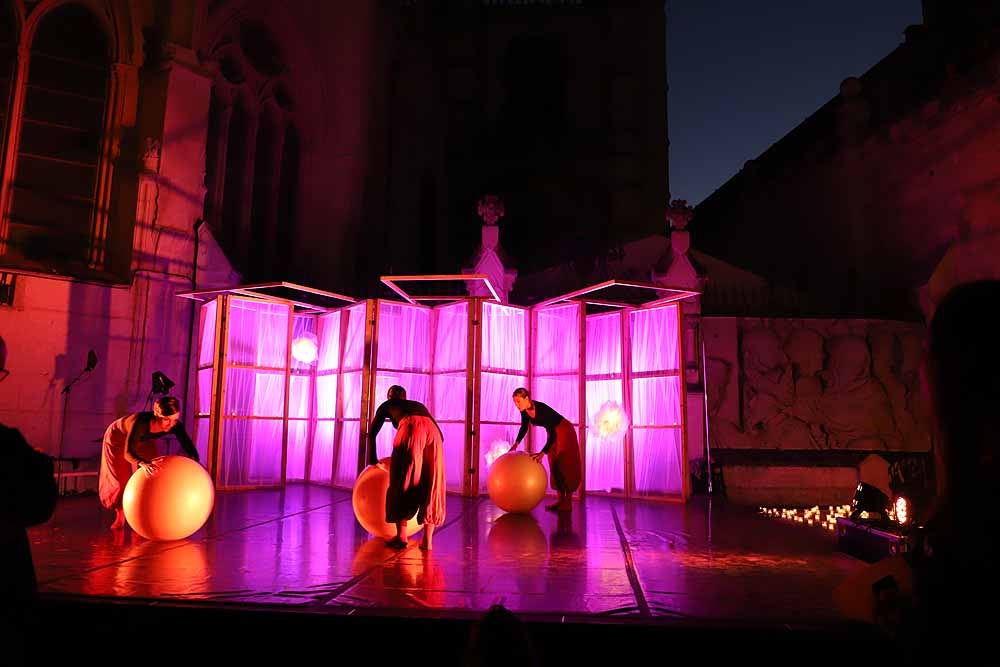 Un total de 15.000 velas han alumbrado el casco histórico de Burgos