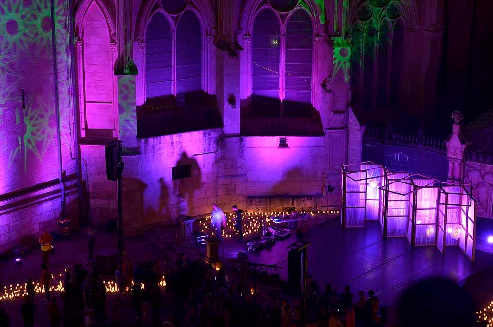 Un total de 15.000 velas han alumbrado el casco histórico de Burgos