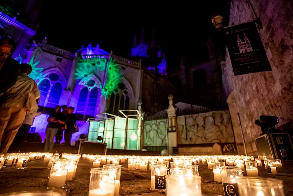 Un total de 15.000 velas han alumbrado el casco histórico de Burgos