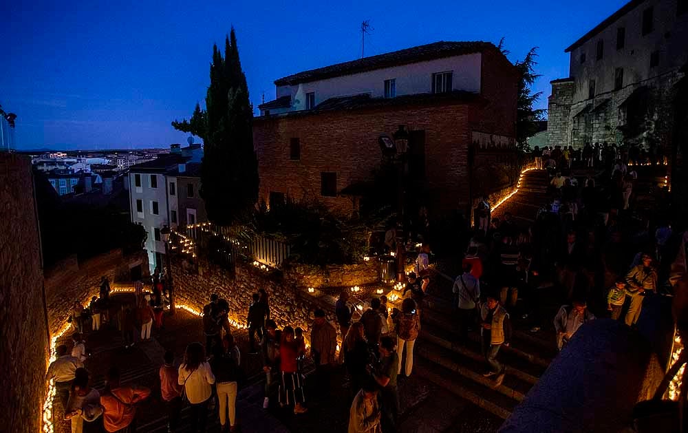 Un total de 15.000 velas han alumbrado el casco histórico de Burgos