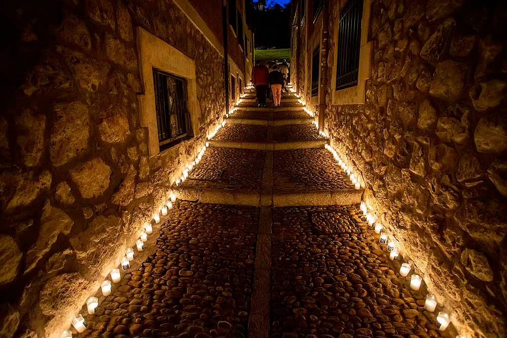 Un total de 15.000 velas han alumbrado el casco histórico de Burgos